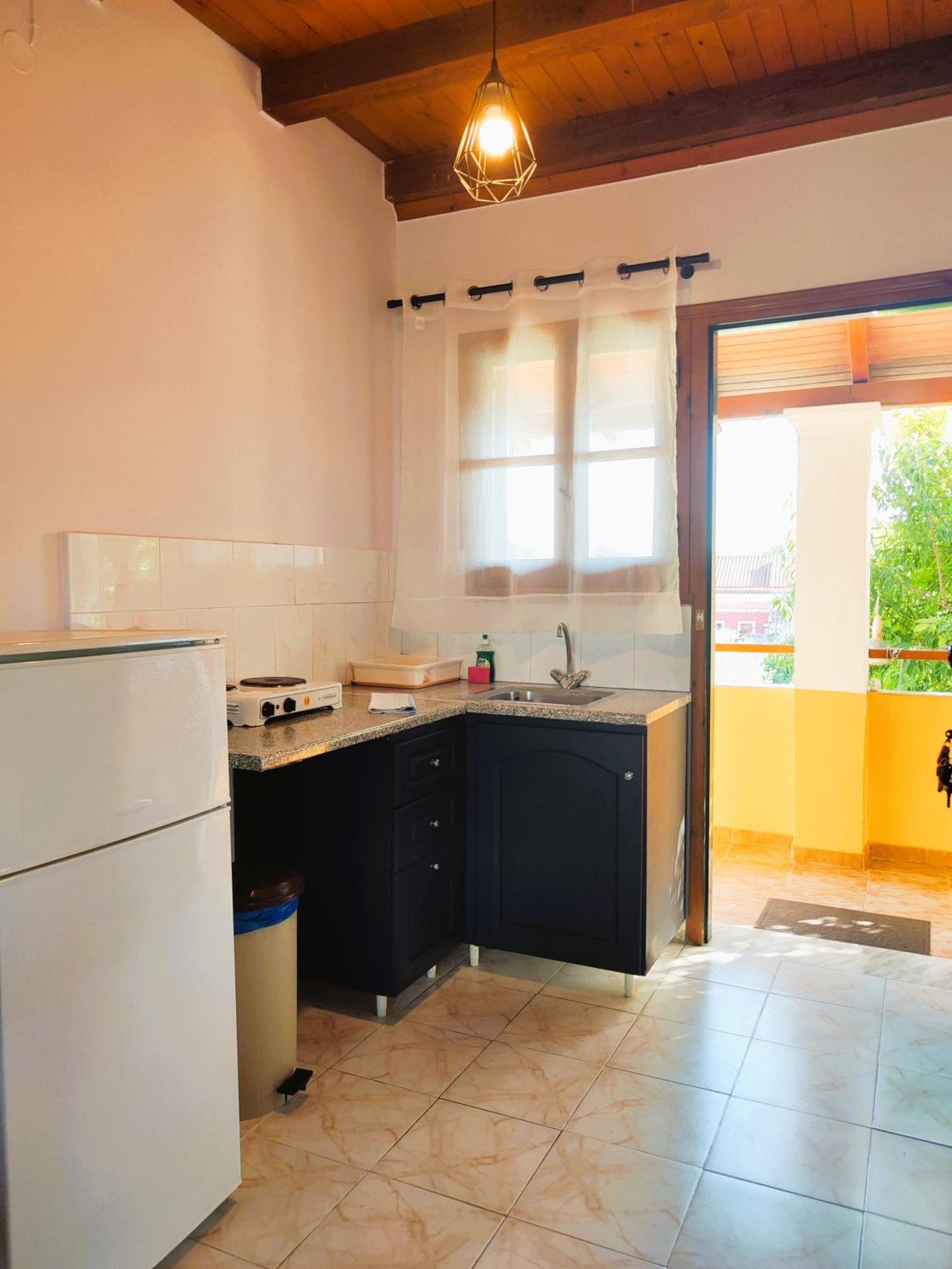Kapases Studios & Apartments Peroulades  المظهر الخارجي الصورة